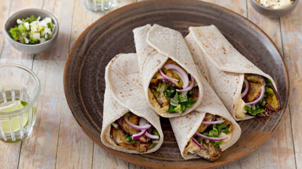 Burritos végétariens sans gluten aux aubergines, herbes et houmous