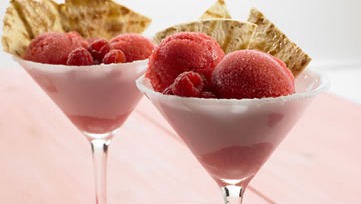 Sorbet margarita aux framboises avec des gaufrettes de tortillas sucrées